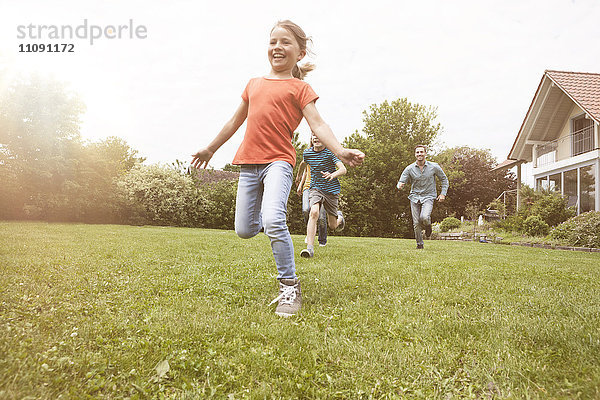 Sorgloser Familienbetrieb im Garten