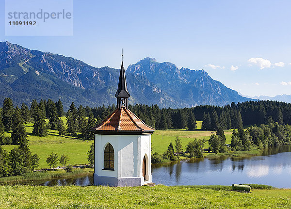 Deutschland  Bayern  Allgäu  Kapelle am Hegratsrieder See mit