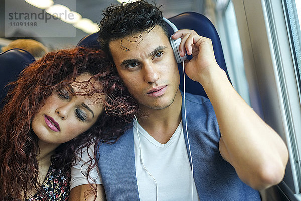 Porträt eines entspannten jungen Paares im Zug
