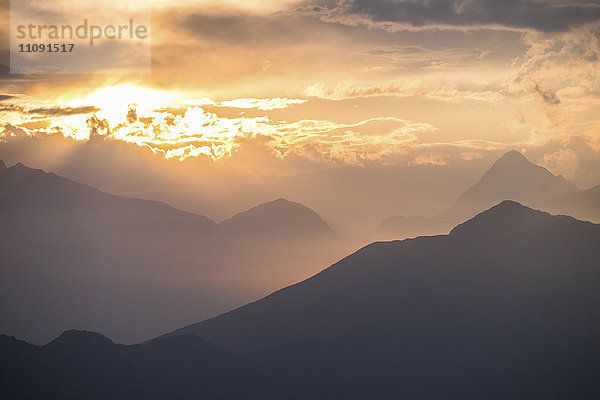 Italien  Bielmonte  Berglandschaft bei Sonnenuntergang