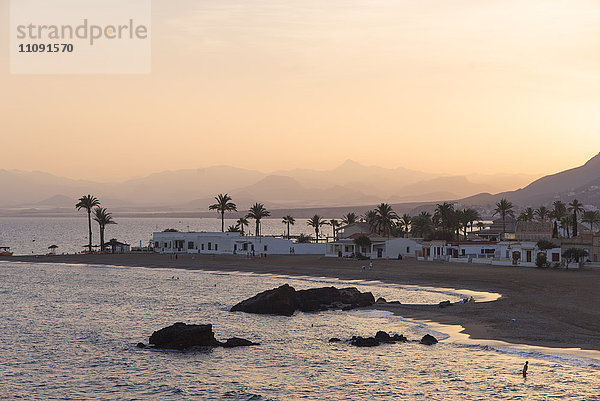 Spanien  Bahia de Mazarron  Sonnenuntergang am Strand