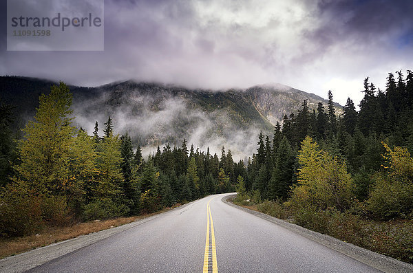 Kanada  Highway  Straße und dunkle Wolken