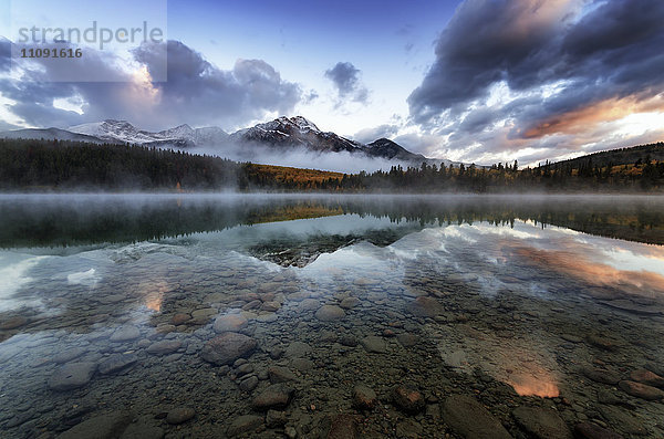 Kanada  Jasper National Park  Jasper  Pyramid Mountain  Patricia Lake am Vormittag