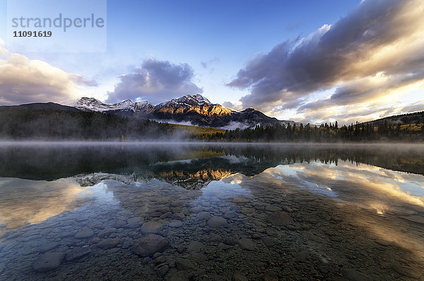 Kanada  Jasper National Park  Jasper  Pyramid Mountain  Patricia Lake am Vormittag