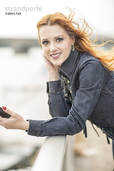 Junge Frau mit Smartphone