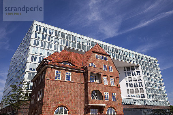 Deutschland  Hamburg  Blick auf Ericus-Contor mit altem Backsteinhaus im Vordergrund