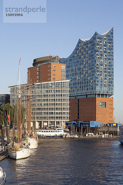 Deutschland  Hamburg  Blick auf Kehrwiederspitze und Elbphilharmonie in der Hafencity