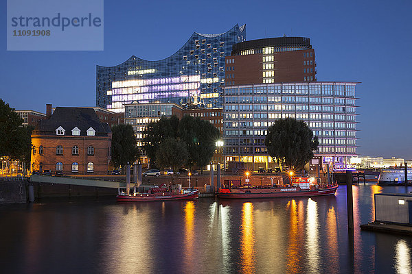 Deutschland  Hamburg  Blick auf Elbphilharmonie und Kehrwiederspitze in der Hafencity
