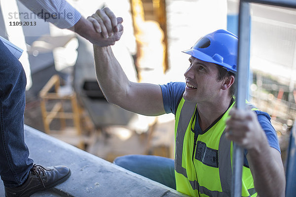 Bauarbeiter beim Händeschütteln auf der Baustelle