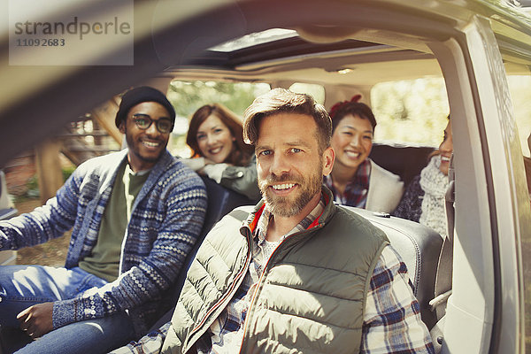 Portrait lächelnde Freunde im Auto