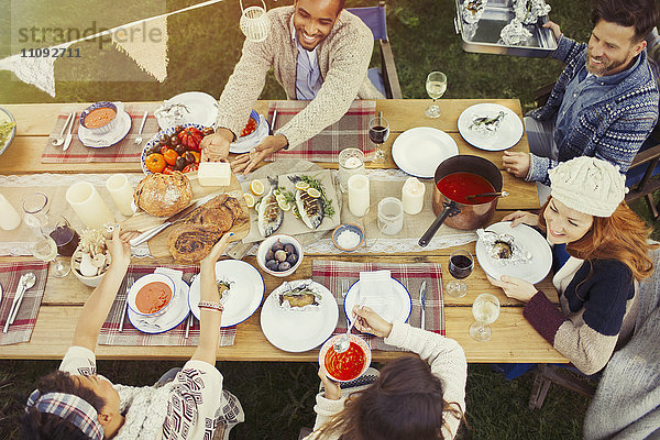 Freunde beim Mittagessen auf der Terrasse