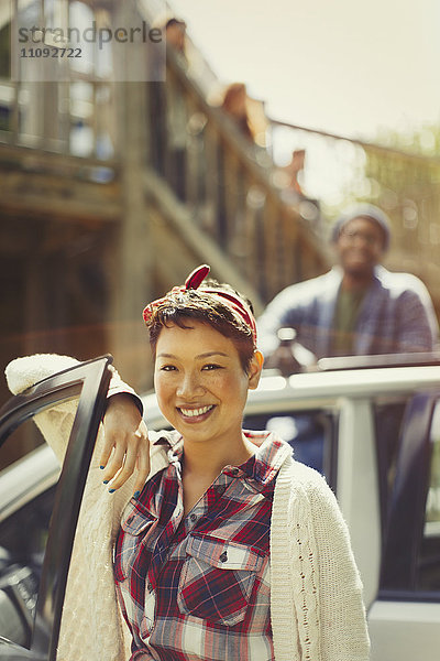 Portrait lächelnde Frau außerhalb des Autos