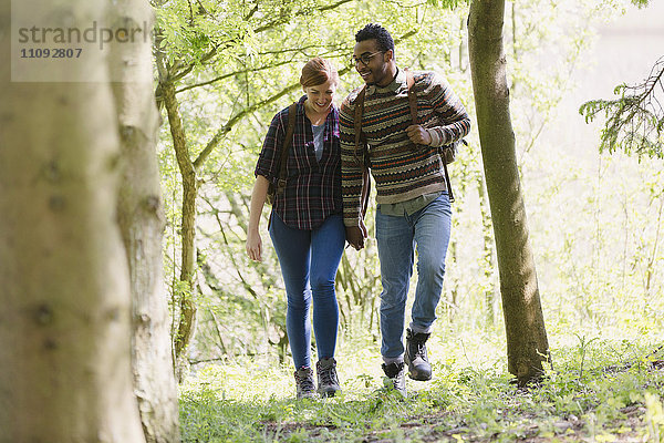 Paar hält Hände beim Wandern im Wald