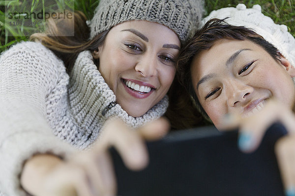 Overhead lächelnde weibliche Freunde nehmen Selfie mit Kamera-Handy