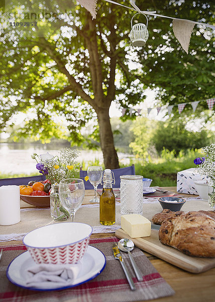 Brot und Butter auf dem Terrassentisch am Seeufer