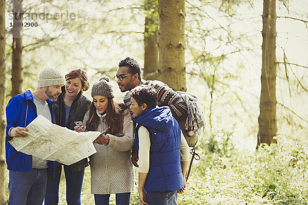 Freunde mit Karte Wandern im Wald