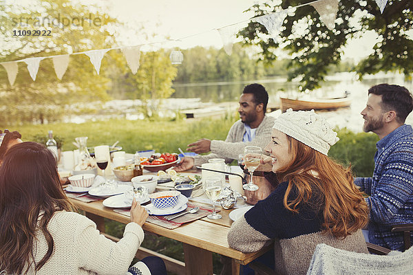 Freunde beim Mittagessen am Seeterrassen-Tisch