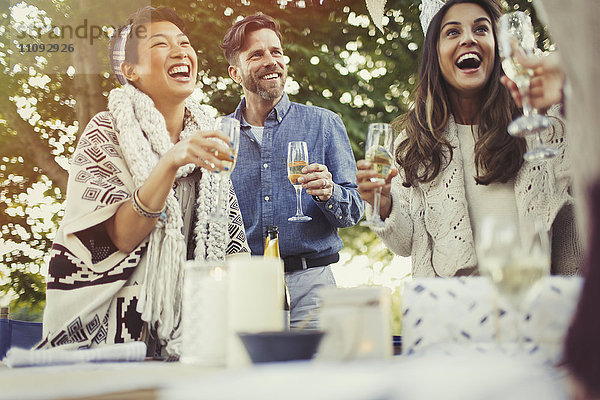 Freunde lachen und trinken Champagner auf der Geburtstagsfeier