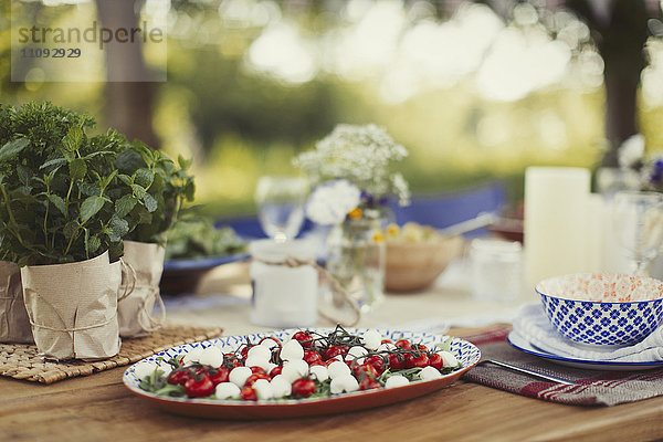 Caprese Salat Vorspeise auf Terrassentisch