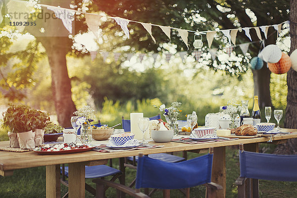 Gartenparty Mittagessen unter Wimpelfahne