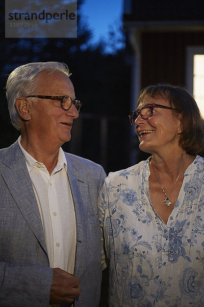 Seniorenpaar lächelt von Angesicht zu Angesicht