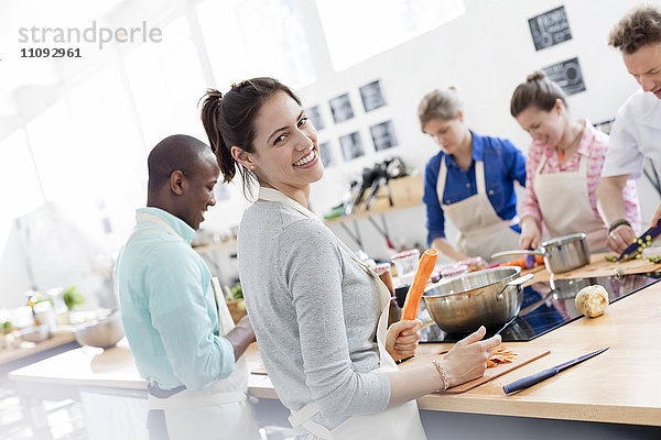 Portrait lächelnde Frau genießt Kochkurs in der Küche