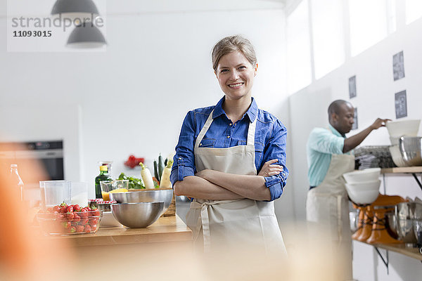 Portrait lächelnde Studentin in der Küche des Kochkurses