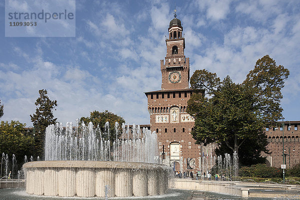 Brunnen vor Castello Sforzesco  Mailand  Lombardei  Italien