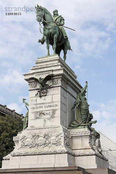 Untersicht einer Statue von Giuseppe Garibaldi  Mailand  Italien