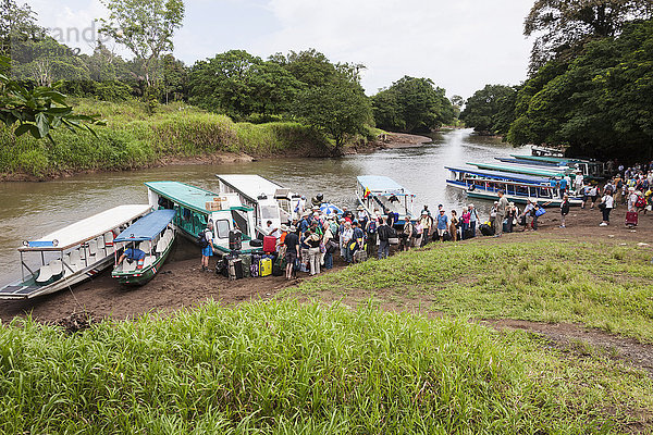 Tourist steht am Ufer eines Hafens im Nationalpark  Costa Rica