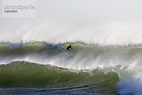 Mann surft auf einer Welle im Meer  Samara  Costa Rica