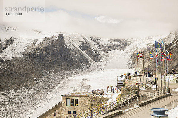Hochformatige Ansicht von Touristen am Beobachtungspunkt  Großglockner mit Gletscher Pasterze  Nationalpark Hohe Tauern  Kärnten  Österreich