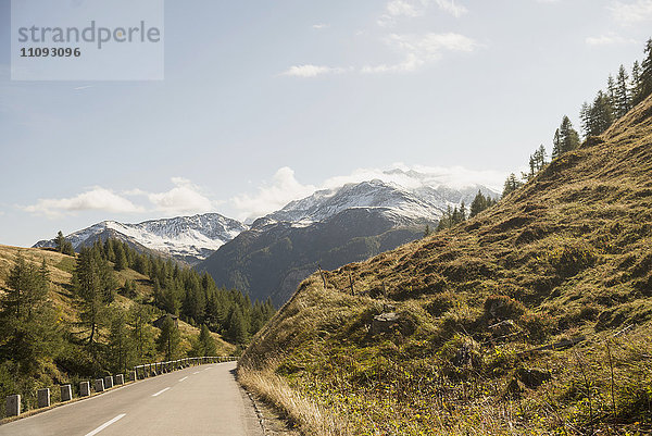 Straße durch die Berge gegen bewölkten Himmel  Großglockner  Österreichische Alpen  Kärnten  Österreich