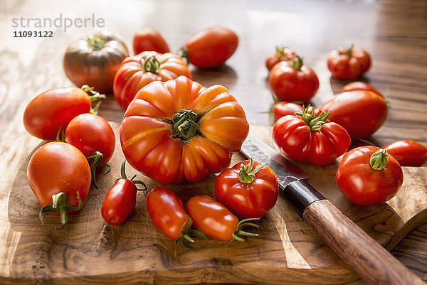 Nahaufnahme einer Tomatensorte mit Messer auf Schneidebrett  München  Bayern  Deutschland