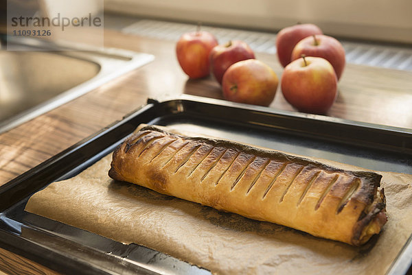 Nahaufnahme eines Apfelstrudels mit Äpfeln auf der Küchentheke  München  Bayern  Deutschland