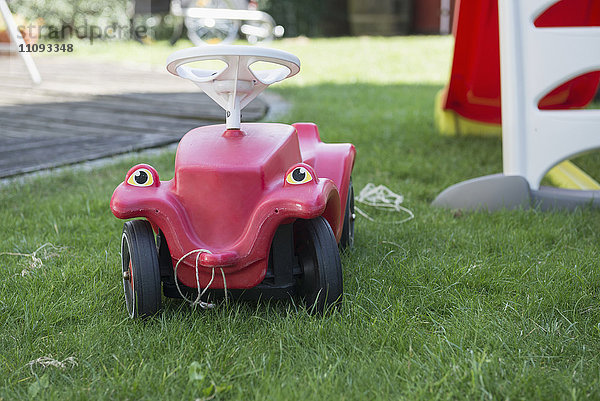 Spielzeugauto auf einer Wiese  München  Bayern  Deutschland