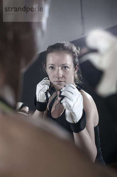Sportliches Training von zwei boxenden Frauen