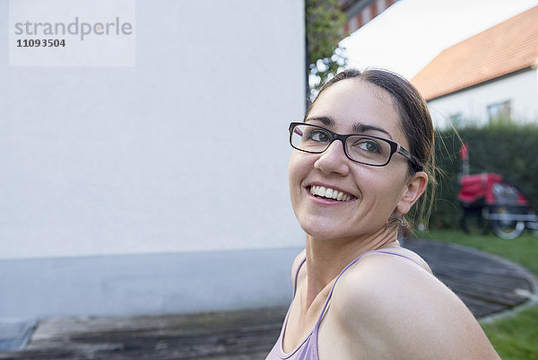 Nahaufnahme einer mittleren erwachsenen Frau  die eine Brille trägt und lächelt  München  Bayern  Deutschland