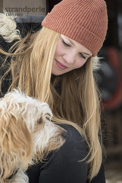 Junges Mädchen mit ihrem Hund  Bayern  Deutschland