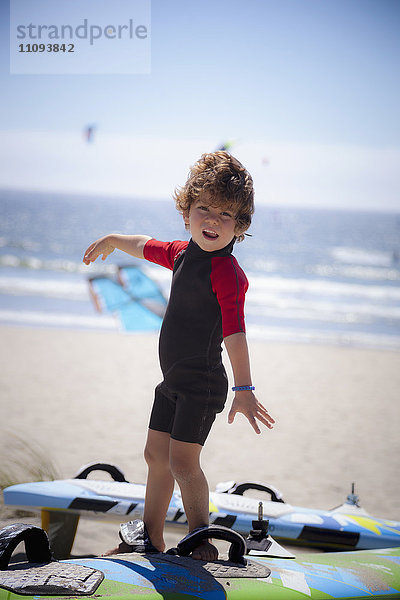 Porträt eines kleinen Kindes  das am Strand spielt