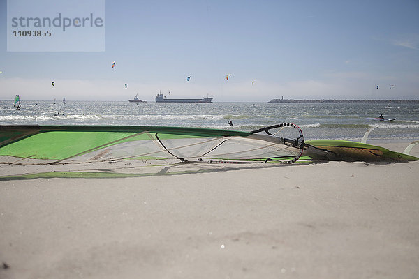 Windsurfbrett am Strand