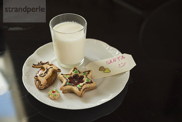 Notiz an den Weihnachtsmann mit Milch und Keksen