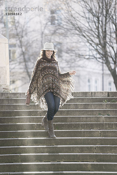 Ältere Frau  die sich auf einer Treppe nach unten bewegt  Bayern  Deutschland