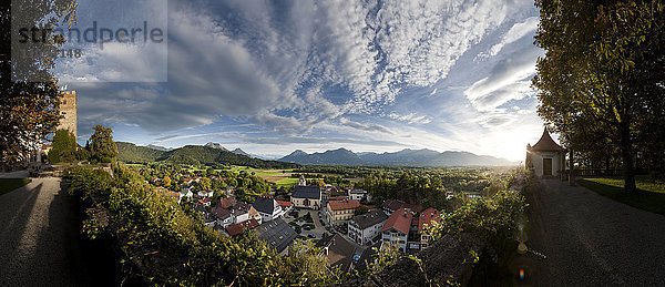 Hochformatige Ansicht des Dorfes bei Sonnenaufgang  Neubeuern  Bayern  Deutschland
