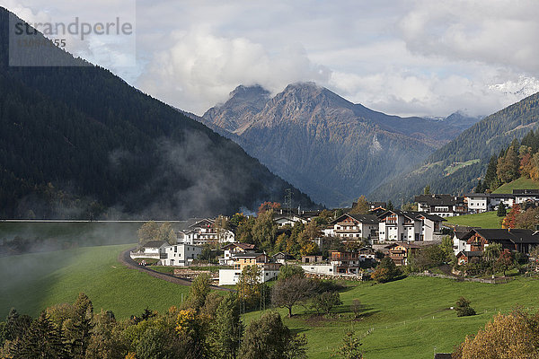 Hochformatige Ansicht des Ortsbildes im Ultental  Ostalpen  Südtirol  Italien