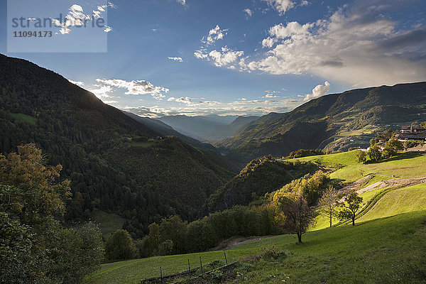 Tiefblick auf Bergkette gegen bewölkten Himmel  Bozen  Südtirol  Italien