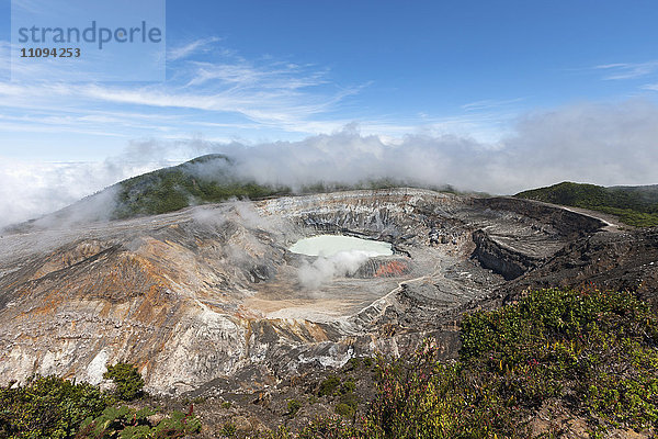 Blick von oben auf die Rauchentwicklung des Vulkans Poas  Provinz Alajuela  Costa Rica