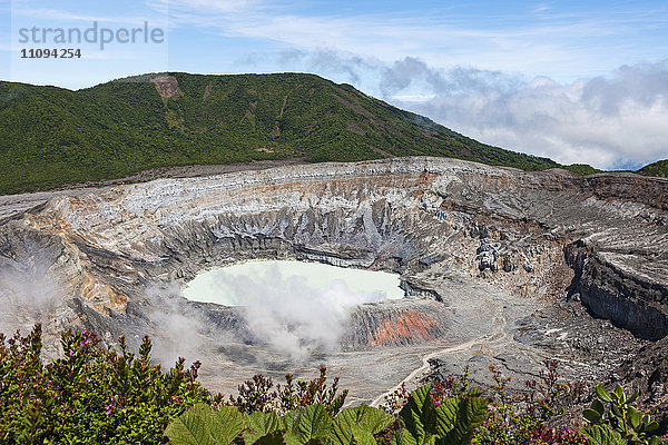Blick von oben auf die Rauchentwicklung des Vulkans Poas  Provinz Alajuela  Costa Rica