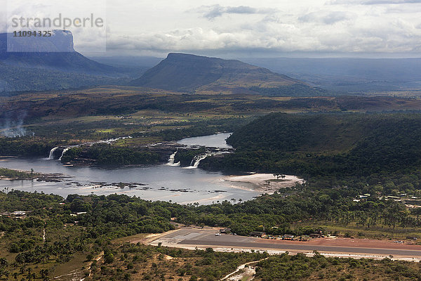 Luftaufnahme der Wasserfälle der Lagune von Canaima am Fluss Carrao in Venezuela. Tepuis (Tafelberge) im Hintergrund