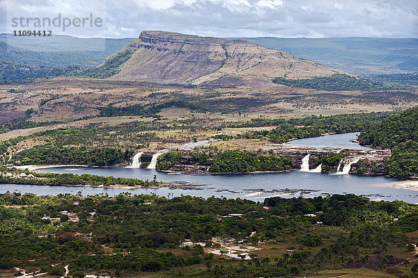 Luftaufnahme der Wasserfälle der Lagune von Canaima am Fluss Carrao in Venezuela. Tepuis (Tafelberge) im Hintergrund